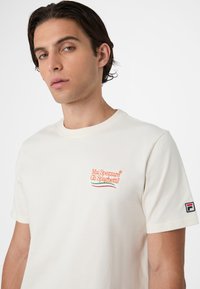 Fila NAVIGLI PASTA REGULAR - Camiseta estampada - egret