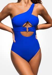 Jedno-ramienny niebieski strój kąpielowy z wycięciem i centralnym węzłem, gładką fakturą i błyszczącym akcentem w talii.