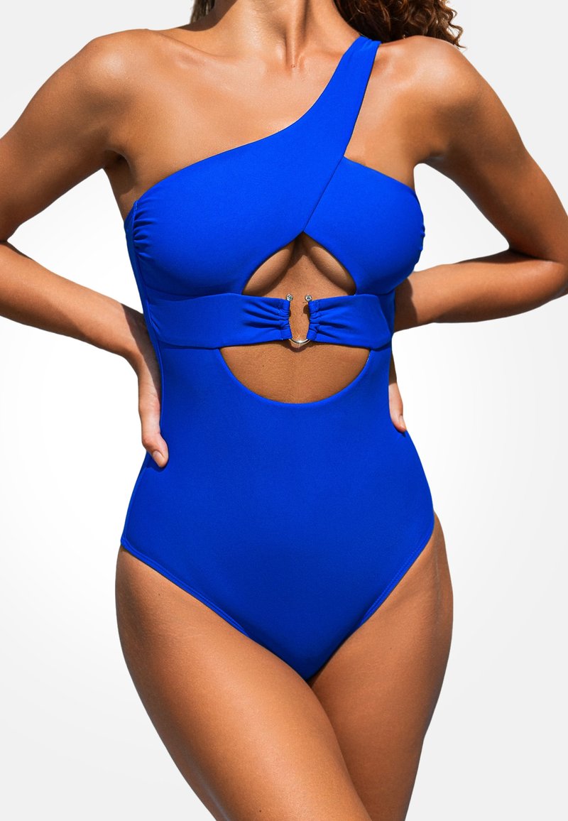 Jedno-ramienny niebieski strój kąpielowy z wycięciem i centralnym węzłem, gładką fakturą i błyszczącym akcentem w talii.