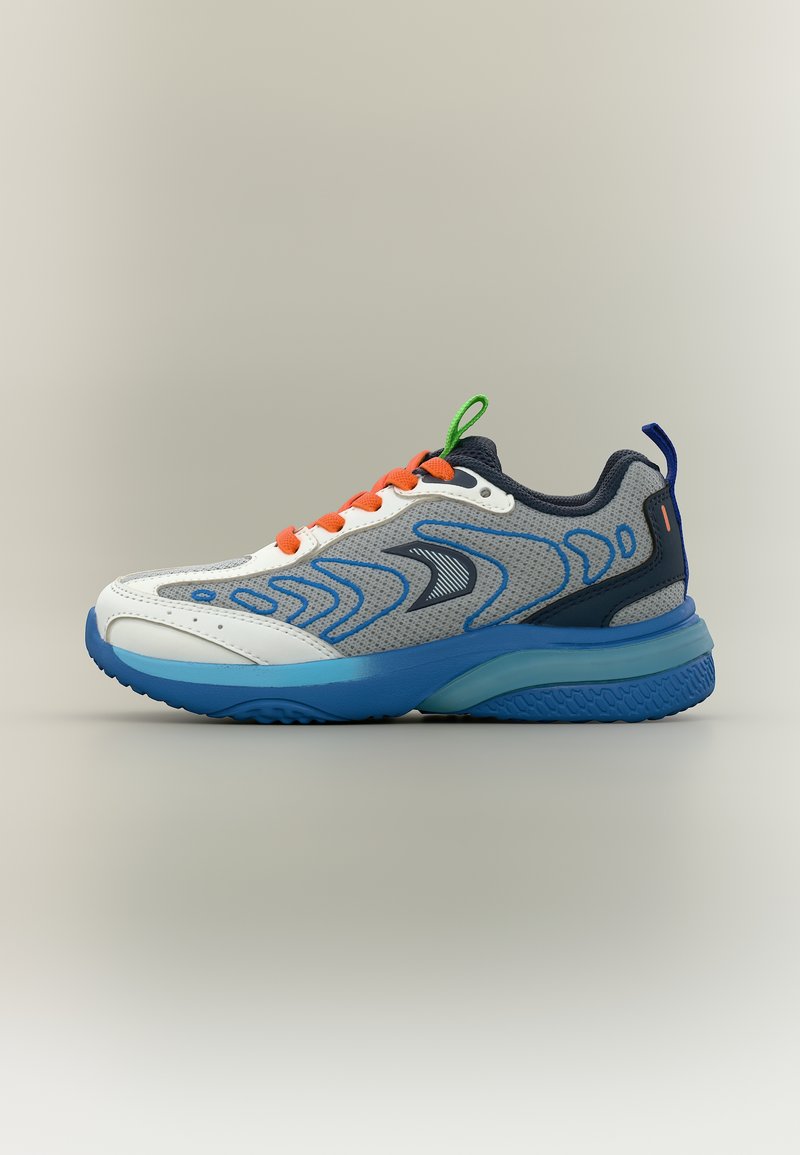 Chaussure de sport grise et blanche avec une semelle bleue, des lacets orange, une boucle verte sur la languette, et des accents bleus et noirs, vue de profil.
