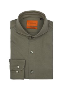 Olijfgroene katoenen shirt met een gespreid kraag, knoopsluiting en manchetdetail. Voorzien van zilveren knopen en een rechthoekig label aan de binnenkant van de kraag.
