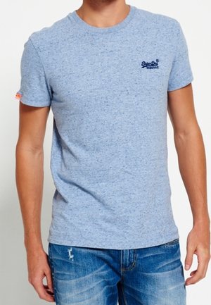 Blaues T-Shirt mit Rundhalsausschnitt aus einem weichen, strukturierten Stoff; verfügt über ein kleines marineblaues Logo auf der linken Brust und kurze Ärmel.