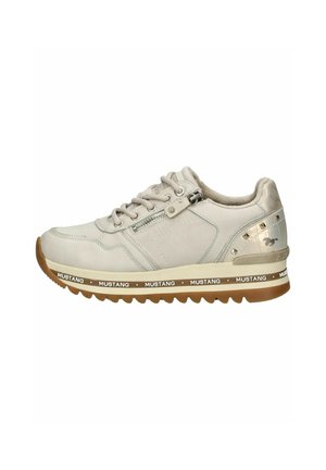 Beige sneaker met gewatteerde kraag, gestructureerd leren bovenwerk, zijrits en rubberen zool. Kenmerkt zich door zilveren studs en een midsole met logo-accent.