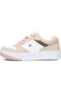 Beige und weiße Sneaker mit pinken Akzenten, glattes Synthetik-Obermaterial, Gummisohle, runde Zehenform und Logodetail an der Seite.