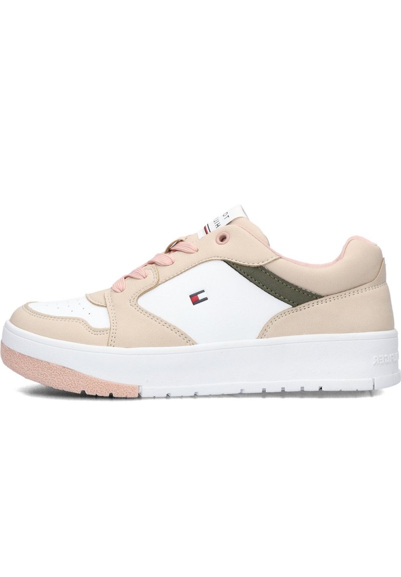 Beige und weiße Sneaker mit pinken Akzenten, glattes Synthetik-Obermaterial, Gummisohle, runde Zehenform und Logodetail an der Seite.