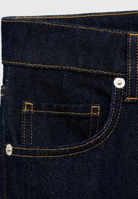 Tmavě modré džíny vyrobené z denimu, s širokým pasem, oranžovým prošíváním, malou přední kapsou a stříbrným nýtkem.