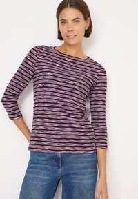Maglia a maniche lunghe realizzata in morbido tessuto, con un motivo a righe orizzontali viola e nere, caratterizzata da un collo rotondo e una silhouette aderente.