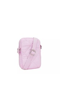 Borsa a tracolla rosa trapuntata con chiusura a zip, cinturino regolabile e dettagli in metallo argentato. Forma rettangolare compatta. Texture morbida.