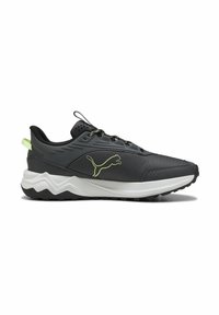 Baskets de sport noires avec une tige texturée, arborant un logo vert citron, une semelle blanche contrastante et un talon profilé pour une stabilité accrue.