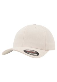 Beige színű, illeszkedő baseball sapka, sima textúrájú anyagból készült. Ívelt napellenzővel és egy fekete logóval ellátott folttal rendelkezik az elején.