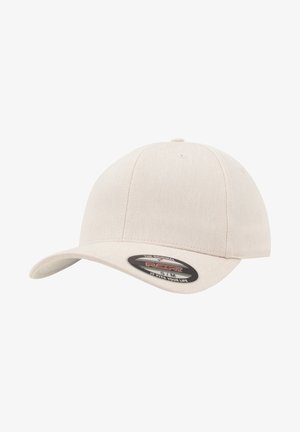 Casquette de baseball ajustée beige en tissu au toucher lisse. Elle présente une visière courbée et un patch logo noir sur le devant.