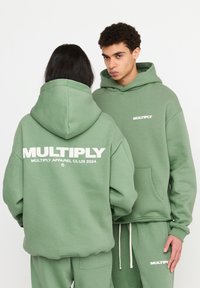 Unselected, hedge green