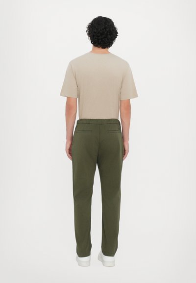 CLOSED VIGO TAPERED - Housut - forest green