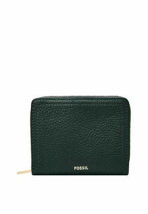 Cartera compacta de cuero negro texturizado con cremallera dorada y pequeño logo Fossil en dorado en el frente.