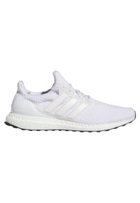 Białe buty do biegania Adidas Ultra Boost z meshową górą przypominającą skarpetę, trzech pasków i amortyzującą podeszwą środkową z teksturowaną czarną podeszwą zewnętrzną.