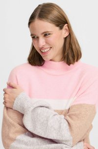 Pull en tricot avec un haut col rose, orné de blocs de couleurs horizontales dans des teintes de rose clair, crème, beige et gris. Texture douce, coupe décontractée.