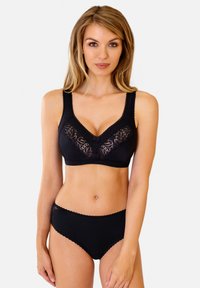 Czarny zestaw bielizny z biustonoszem zdobionym koronką, posiadającym dekolt w serek i szerokie ramiączka, w komplecie z dopasowanymi czarnymi majtkami o wysokim stanie.