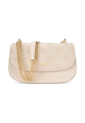 Beżowa skórzana torba na ramię z wypukłymi wzorami, złotym łańcuszkiem i małą prostokątną złotą plakietką z logo na przedniej klapie.