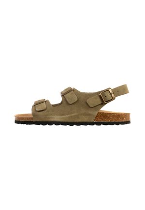 Bruine suède open teen sandaal met twee voorste banden en een enkelband, allemaal bevestigd met verstelbare metalen gespen en een kurken zool.