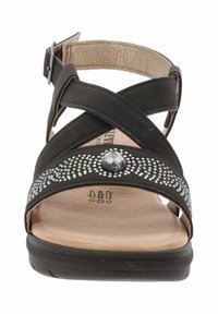 Sandalo nero con cinghie incrociate, tomaia in pelle testurizzata, decorato con strass, soletta imbottita e suola in gomma per una buona aderenza.