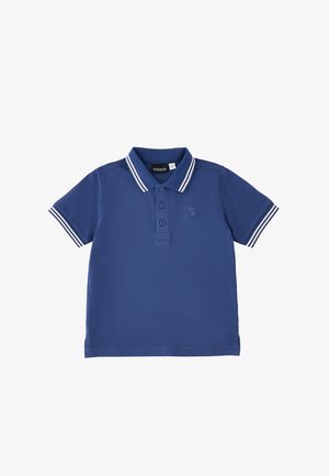Polo a maniche corte blu con colletto e polsini a righe bianche, chiusura con tre bottoni e logo ricamato discreto sul petto.