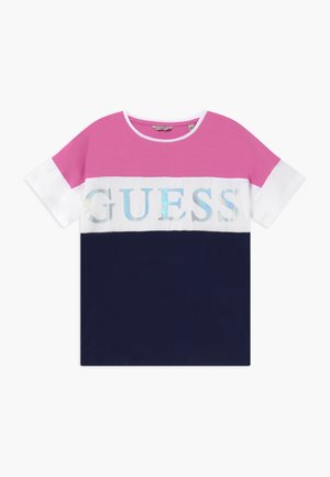 Kurzärmeliges T-Shirt mit pinken, weißen und marineblauen horizontalen Blöcken und "GUESS"-Logo in glänzenden Buchstaben quer über der Brust.