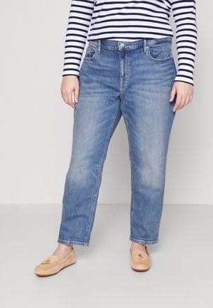 Blauwe denim jeans met een recht ontwerp, voorzien van een vijf-pocketstijl en lichte vervaging. Gecombineerd met een marineblauw en wit gestreept shirt.