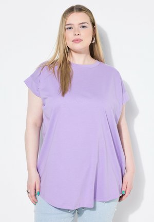 Lockere, kurzärmlige T-Shirts aus leichtem Lavendelbaumwollstoff mit Rundhalsausschnitt und glatter Textur. Leicht abgerundeter Saum am unteren Ende.