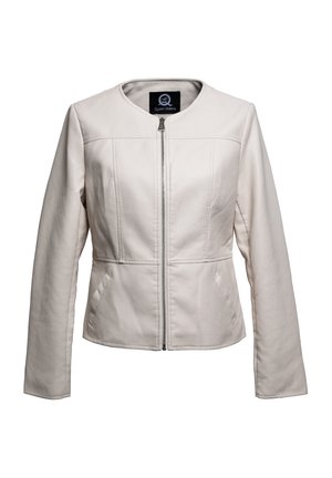Giubbotto in pelle bianca con una texture liscia, scollatura arrotondata, zip frontale e tasche laterali; presenta cuciture per conferire struttura.