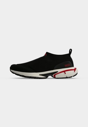 Schwarzer Slip-On-Sneaker mit rotem Diesel-Logo, weißer und roter Sohle und Zuglasche an der Ferse vor einfarbig grauem Hintergrund.