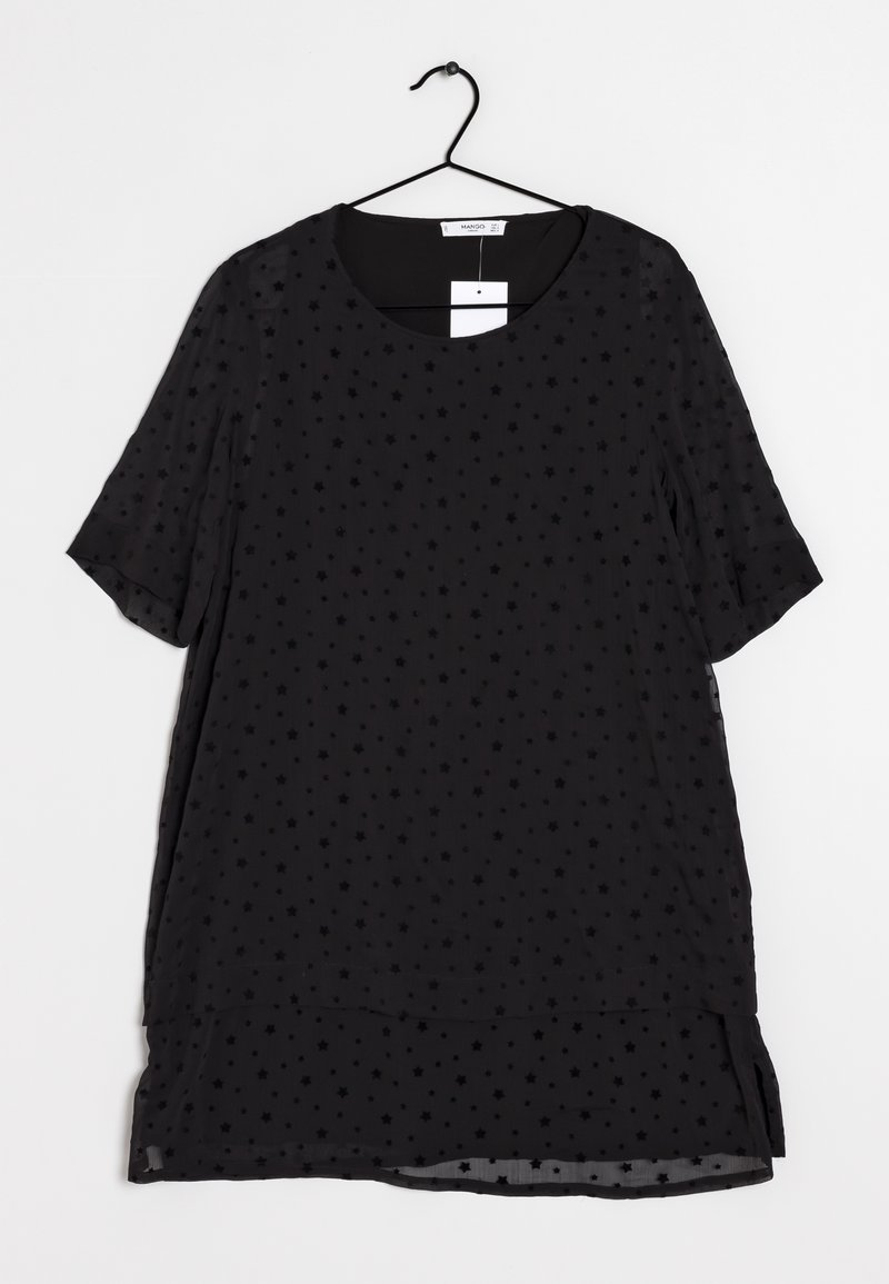Robe noire à manches courtes avec de petits motifs d'étoiles suspendue sur un cintre noir sur fond blanc.