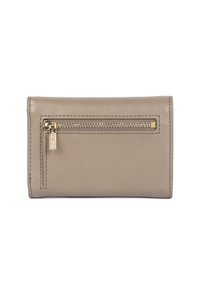 Portafoglio in pelle beige con una tasca con zip sul davanti. Texture liscia, design rettangolare, presenta dettagli in hardware dorato e cuciture decorative.
