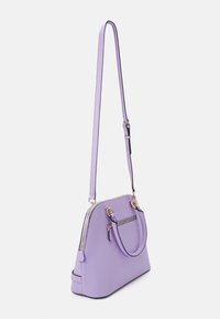 Sac à main synthétique violet avec une forme structurée, deux poignées, une bandoulière réglable et une poche zippée à l'avant. Accent en quincaillerie dorée brillante.