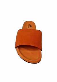 Zapatilla color naranja tipo sandalia, con una amplia parte superior de ante, plantilla suave y una plantilla contorneada. La parte inferior presenta una suela de goma negra con textura.