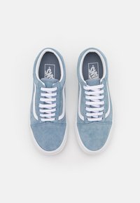 Jasnoniebieskie zamszowe trampki z białymi sznurowadłami i bocznymi paskami, z okrągłym noskiem i płaską gumową podeszwą. Cholewka o fakturze z gładkimi akcentami.