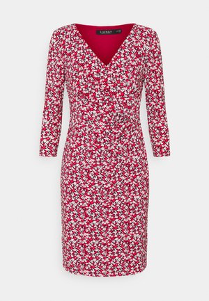 Czerwona sukienka o długości do kolan z kwiatowym wzorem, rękawami 3/4 oraz dekoltem w serek, zdobiona małymi białymi, różowymi i czarnymi kwiatami.