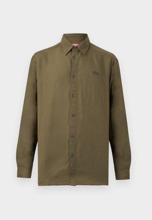 Μακρυμάνικο πουκάμισο σε ελιά πράσινο με γιακά και διακριτικό κεντημένο λογότυπο στο αριστερό στήθος, πάνω σε απλό φόντο.