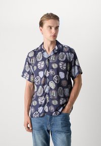 Camisa de manga curta em azul-marinho com um padrão de círculos e motivos em cores pastel. Tecido leve, design com colarinho e fecho de botão.