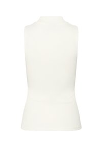 Top bianco senza maniche con colletto alto, texture a coste e design aderente. Tessuto liscio senza decorazioni o motivi.