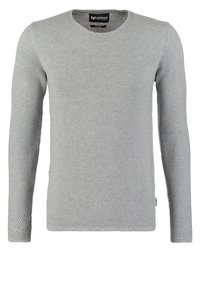 Lichtgrijze gebreide trui met lange mouwen, ronde hals, structuurpatroon en klein merkembleem aan de onderkant.