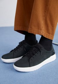 Unselected, black