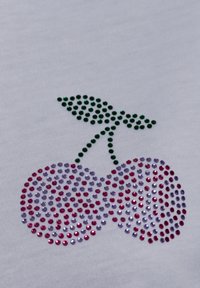 Weißer Stoff mit einem Kirschdesign, das aus runden, mehrfarbigen Strasssteinen in den Farben Rosa, Lila und Grün besteht, mit einem grünen Blattelement.