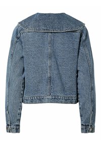 Denim jaka ar izbalinātu zila krāsu, strukturētu apkakli, garām piedurknēm un pogām apmestos; iekļauj kontrastējošu šuvju un īsu piegriezumu.