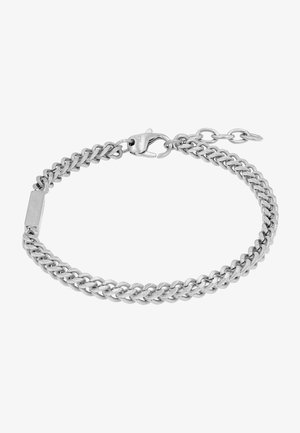 Bracciale in metallo silver con maglie intrecciate, dotato di un'etichetta rettangolare e chiusura a moschettone. Superficie texturizzata con finitura lucida.