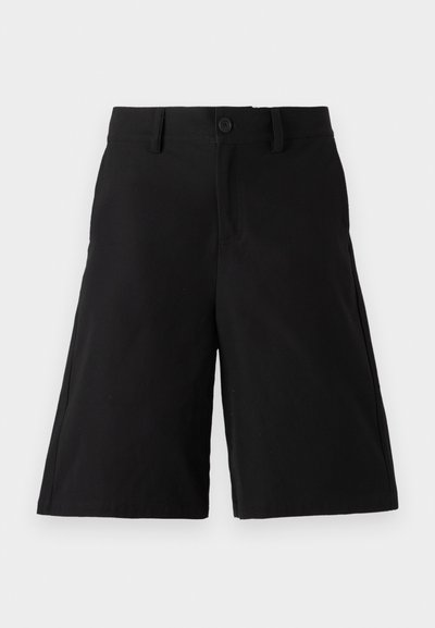 Calções pretos feitos de tecido em mistura de algodão, apresentando um corte reto, fecho frontal com botão, bolsos laterais e uma textura suave.