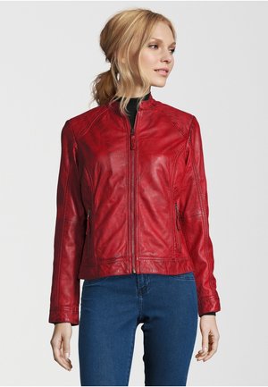 Rote Lederjacke mit einem taillierten Design, Reißverschluss vorne, Stehkragen und zwei Seitentaschen. Glatte Textur mit kontrastierenden Nahtdetails.