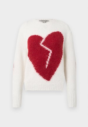 Camisola de malha em branco com um grande padrão de coração partido vermelho. Apresenta mangas compridas e bainha canelada, textura macia com um ajuste casual.