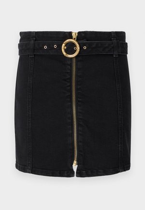Czarna denimowa spódnica z złotą okrągłą klamrą, zamek błyskawiczny z przodu i szlufkami na pasek. Posiada dopasowany krój i prosty dół.