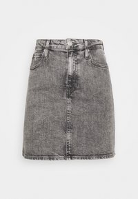 Gonna mini in denim grigio con vita standard, chiusura frontale con bottone e classico design a cinque tasche. Texture liscia con minima scoloritura.