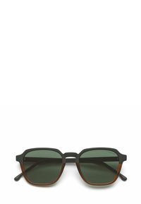 Sunglasses med en matt svart ram och mörkgröna linser. Fyrkantig form, med en brun detalj på den nedre kanten av ramen.